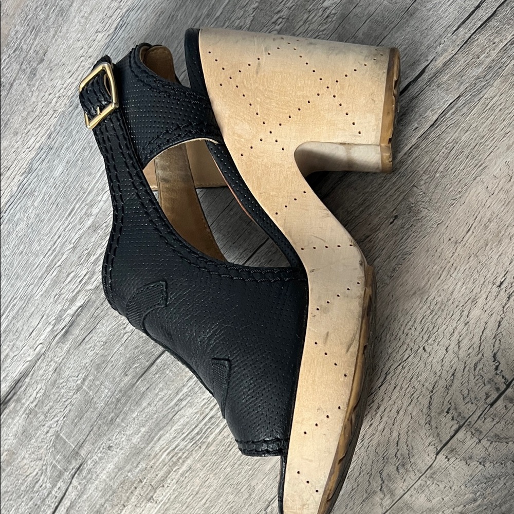 CHANEL Black Leather Sandals with Gold Buckles - Picture 4 of 5